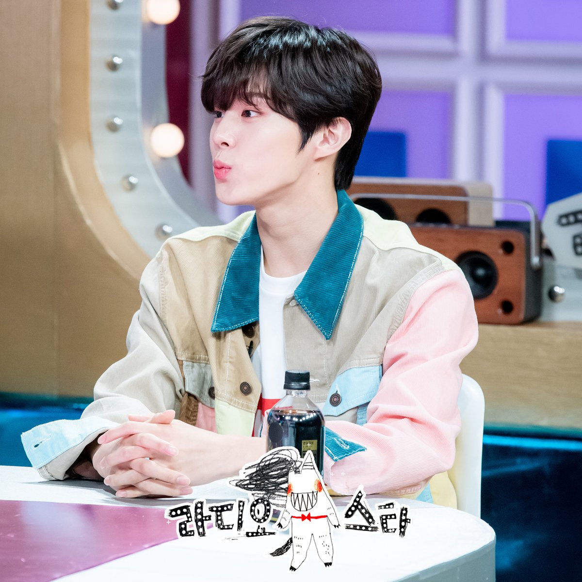 withMBC's tweet photo. 짤랑이 우석이가 라스에 나왔어요!
오늘 밤 몇 시~?
밤 10시 50분에 까먹지 말고 만나요
제발~~~~~😉

#라디오스타 #김우석 https://t.co/LlVk3827UL
