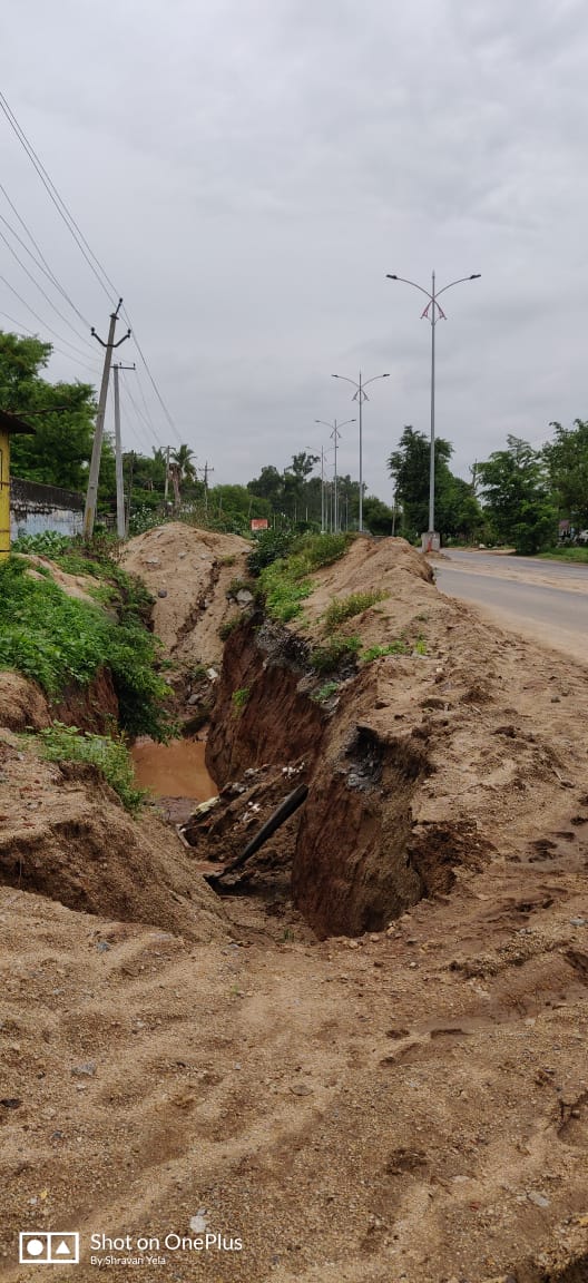 VinayVallala7's tweet photo. The roads in Jangaon are damaged and filled with potholes causing hindrance in commute. Weed plants are growing abruptly and liter is everywhere. So we humbly request you to look into the same. @KTRTRS @KTRoffice
@KTR_New
#DevelopDistrictTS
#Jangaonneedsdevelopment https://t.co/0t8HTFEF3t