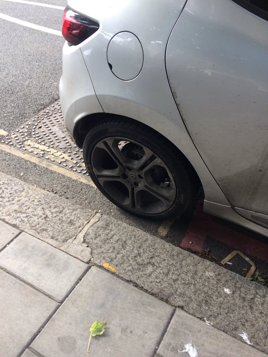 RuthMayorcas's tweet photo. Update #WellesleyRd @mzdt @tfl @LBofHounslow traffic warden tells me as he’s 90% #doublered he can’t ticket. The #driver is getting away with 24/7 #freeparking. https://t.co/DyHxHfZlB7