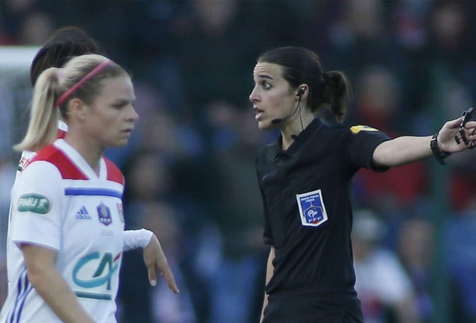 LigueFootballNA's tweet photo. [ Arbitrage ]

La @FFF a récemment promue 8 #arbitres féminines au rang d’arbitres professionnelles ! 🇫🇷

Parmi elles, ✌🏻 néo-aquitaines : Maïka #Vanderstichel et Savina #Elbour. Un immense bravo 👏🏻 à elles, et une immense fierté pour notre région. https://t.co/PxAN8NrOBp