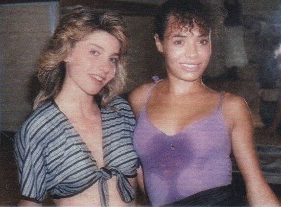 LCuccarini's tweet image. Non ci posso ancora credere... 
Voglio ricordarti così: tra una sala prove e l’altra, eravamo davanti ai fotografi per la prima volta... ancora non ci conosceva nessuno.
Avevi una grinta pazzesca e un sorriso che spaccava. 
Continua a danzare tra gli Angeli, Galin❤️ #fantastico6