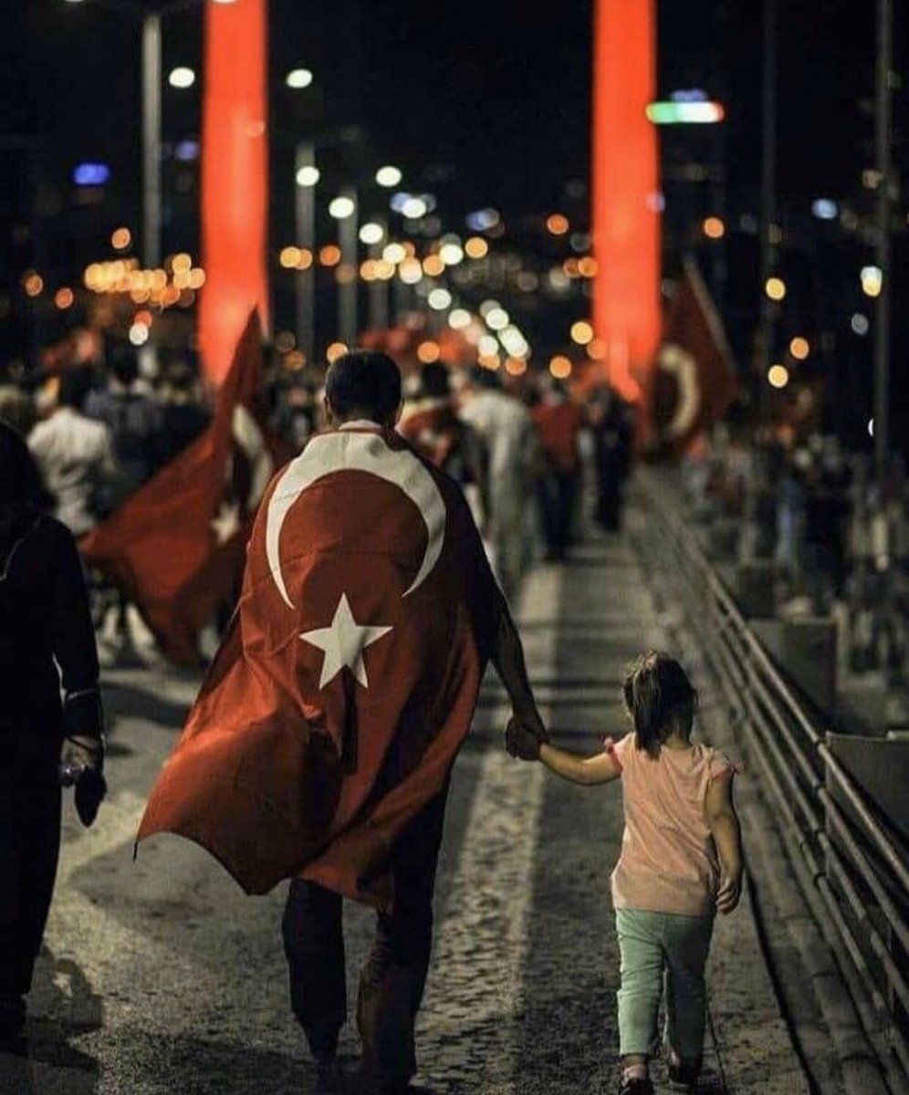 Ben ezelden beridir hür yaşadım hür yaşarım...
#15TemmuzDestanı 
#15TemmuzuUnutma