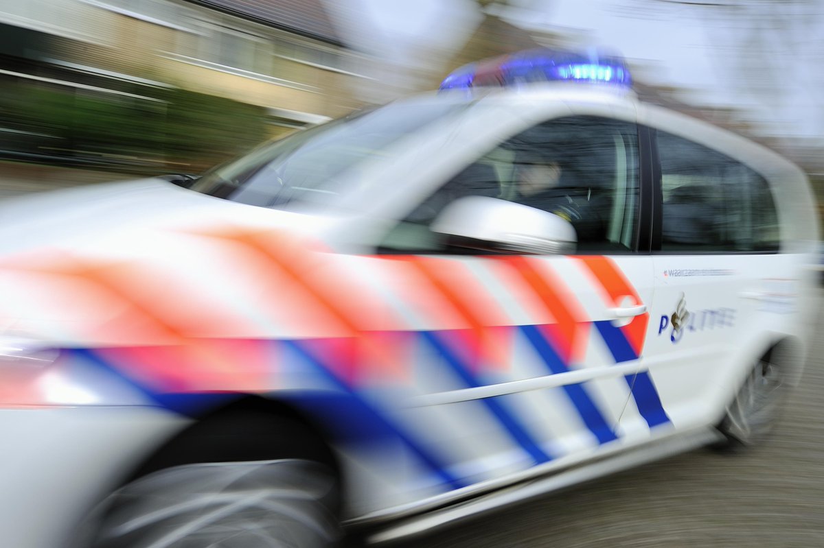 Tweetal gooit pakketjes drugs uit auto tijdens vlucht voor politie in Velserbroek..