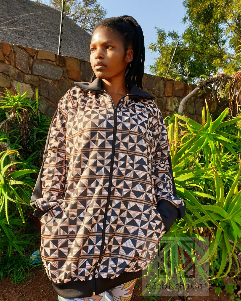 ezobkghwari's tweet photo. eZob’Kghwari unisex oversized tracksuit jacket R1000 & leggings R600
#ezobkghwari #craftbrand #isindebelepattern #isindebelefashion #leggings #tracksuitjacket #trends #culture #proudlysouthafrican #ndebeletwitter #GirlBuyZA #GirlTalkZA #djsbu #JoburgEnterprises #southafrica https://t.co/nLoDQluXTs