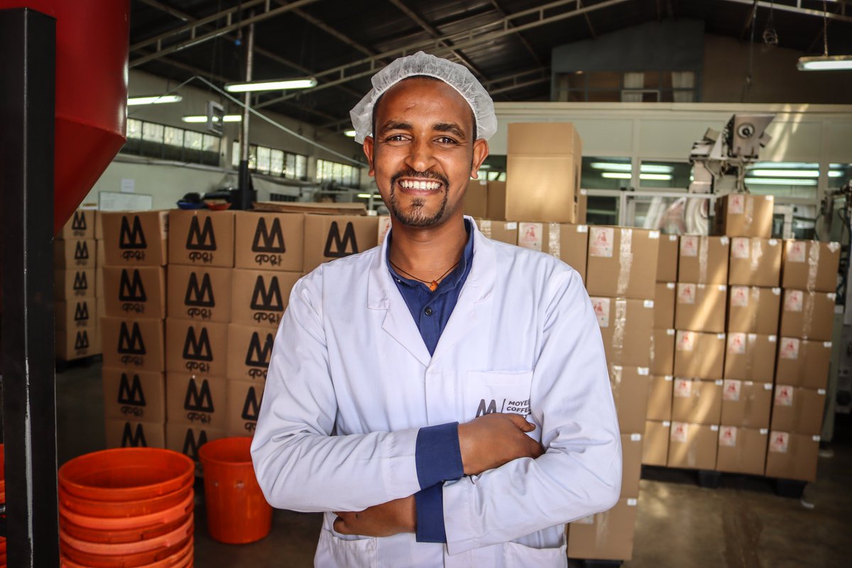 MoyeeCoffeeUKIE's tweet photo. There's a face behind every cup of Moyee Coffee. Meet Agegnehu! 😎

Our head roaster in Addis Ababa, Agegnehu carefully slow roasts our #SingleOrigin &amp; #DoubleBlend coffees before they head our way each month 🌱🤘

#FairChain #ProtectTheChain https://t.co/ljDp4PqstI