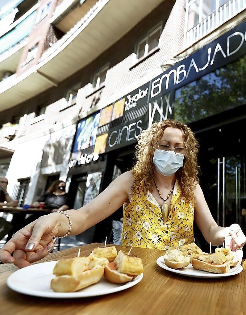 Terrazas llenas y salones vacíos. Restaurantes que doblan turnos, otros que anhelan volver a su ritmo de habitual y un 21% un cerrados. El agridulce regreso  de los restaurantes diariodeburgos.es/noticia/z2eb23… vía <a href="/EFEnoticias/">EFE Noticias</a>