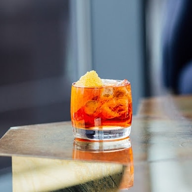 Feeling that midweek slump? Sit back with your fav cocktail and drink in the cityscape views with us 😉🍸
#electricbar #rooftopbar #cocktails #humpday #lincoln #wednesdaywisdom