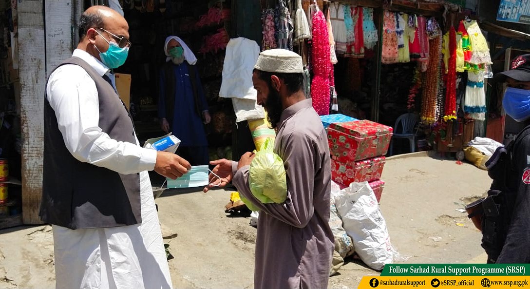 SRSP_official's tweet photo. #SRSP has provided 5500 #Facemasks to District Administration #Shangla. #AC #Alpuri received Face masks from SRSP and further distributed among shopkeepers and general public as use of Face mask is most likely to reduce the spread of #COVID-19 #infection. @HealthKPGovt https://t.co/nzxAAV9O2W