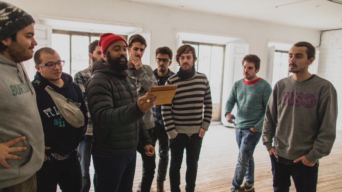 efti_fotografia's tweet photo. 🎬#rodajeefti con Bradford Young 🎥
#podcastEFTI Después de ver estas fotografías de su masterclass en el #mastercineefti:
▶Escucha su #entrevistaeftitv #PODCAST
En #spotify https://t.co/1wL3RHk62i
E #ivoox https://t.co/kXB7IOtCg4
#profesorefti https://t.co/PpKyEJlBAN