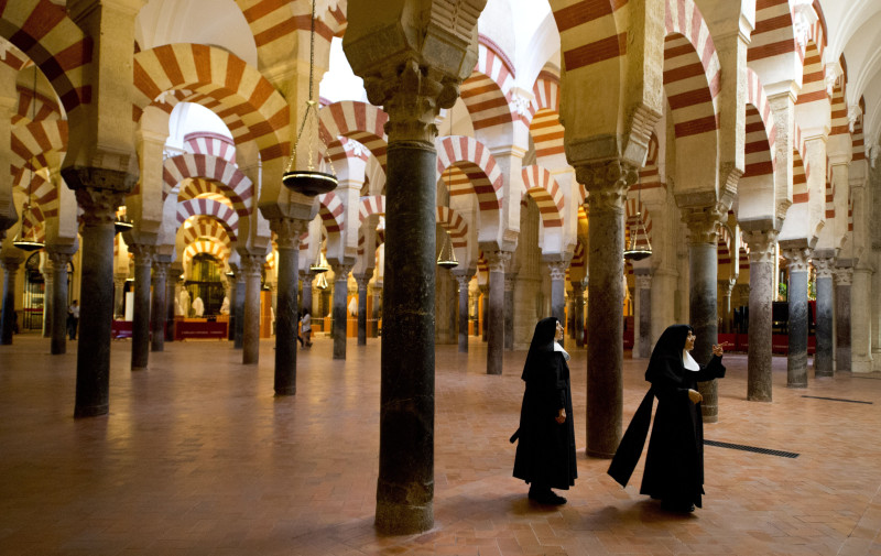 fouwzi's tweet photo. The Mosque of Cordoba. The majestic building was commissioned by #AbdulRahman I #Andulusia around AD785 as a symbol of the cultural embodiment of once vibrant, tolerant & Islamic architecture. Today is a desecrated & turn into a catholic cathedral. So let's remember that. https://t.co/cG88qdVHO1