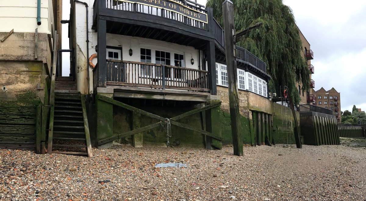ThamesDiscovery's tweet photo. In 1829, #Wapping watermen carried around 3,700 passengers daily over the #Thames. Passengers could wait for a wherry at the waterfront inns such as the Town of Ramsgate beside Wapping Old Stairs, or the Prospect of Whitby by Pelican Stairs #LowTideLockdown https://t.co/q0PJus8gfD