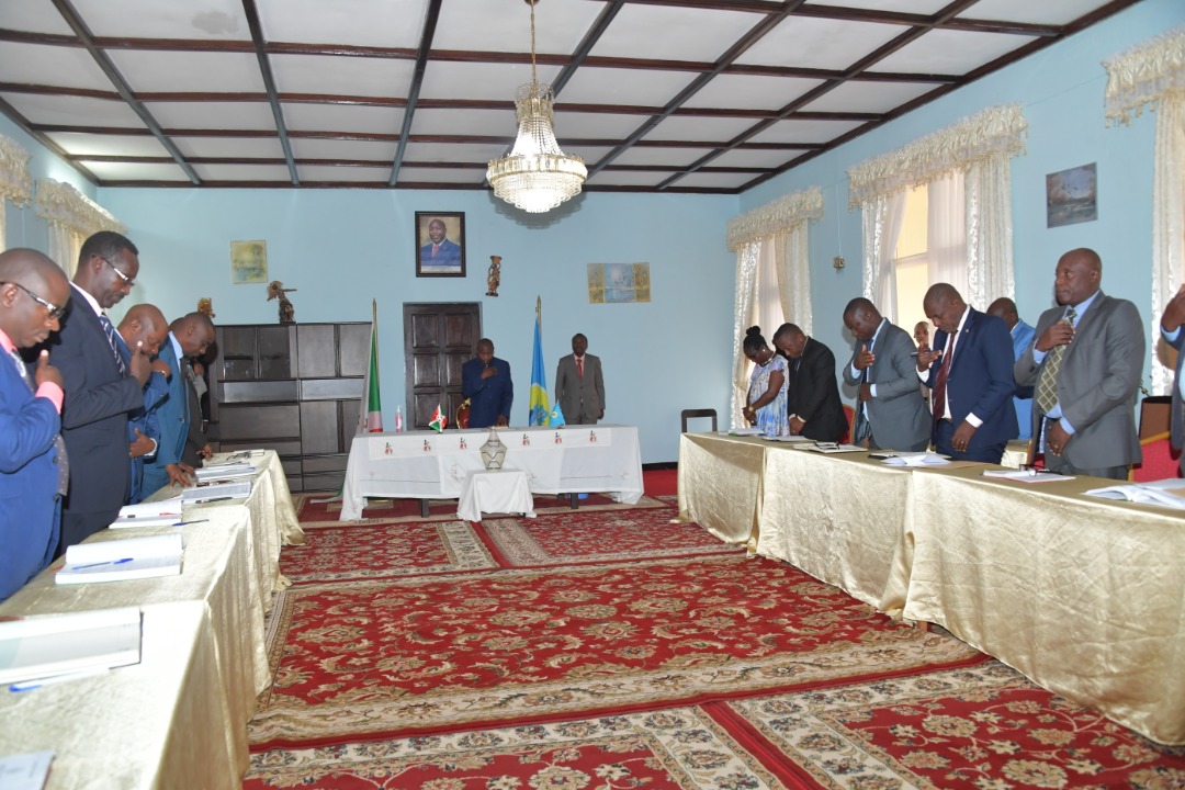 LionelYves's tweet photo. #Burundi Le Président de la République SE @GeneralNeva a rencontré ce matin au palais présidentiel de Gitega les Gouverneurs de Province récemment nommés. Au menu des discussion prise de contact et explication de leurs rôles dans le développement du pays. https://t.co/vvu8Pyhrei