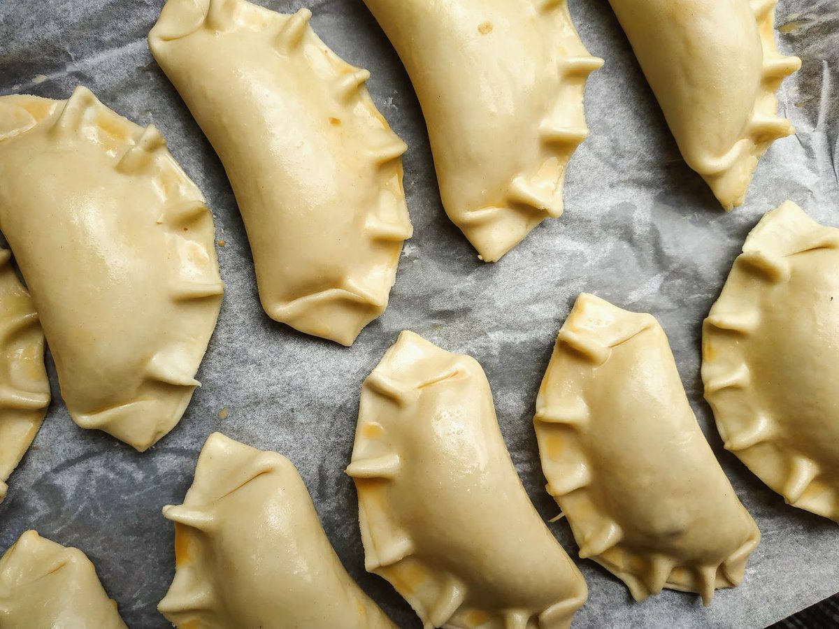 CantineLatina's tweet photo. #FaitMairon 🌵☀️ 🥟 Mes empanadas sont façonnées à la main, une par une, c'est le #repulgue, et c'est grâce à cette technique traditionnelle qu'elles obtiennent une forme si particulière ❤️❤️❤️ et appétissante !
#streetfood #foodtruck #perpignan #ceviche #cocinaconamor❤️ https://t.co/ATpm4Okm3O