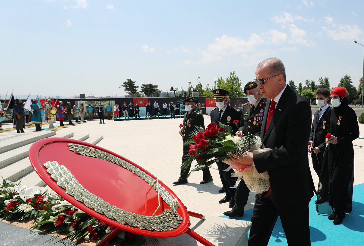 tcbestepe's tweet photo. Cumhurbaşkanı @RTErdogan, 15 Temmuz Şehitler Anıtı’nı ziyaret etti https://t.co/D0iaejyA1L https://t.co/cFQJIxHhyX