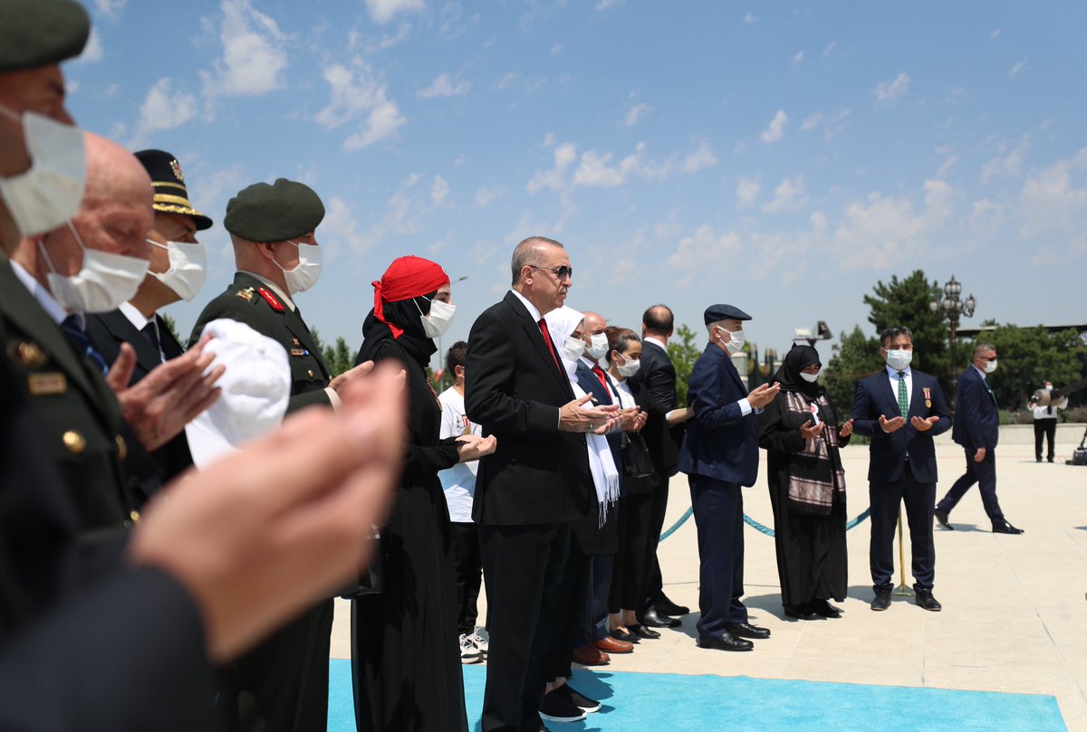 tcbestepe's tweet photo. Cumhurbaşkanı @RTErdogan, 15 Temmuz Şehitler Anıtı’nı ziyaret etti https://t.co/D0iaejyA1L https://t.co/cFQJIxHhyX