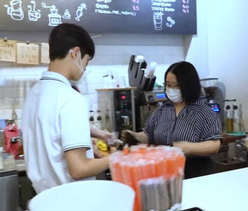 fleurdongpyo's tweet photo. do we all realize dongpyo is actually tall?? https://t.co/caVGCqLbfe