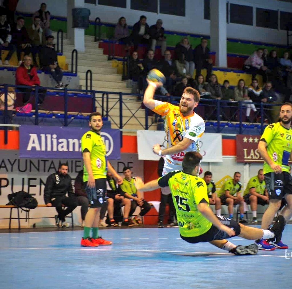 BmXimenez's tweet photo. 📢📣 RENOVACIÓN 📣📢 

Rafa Avilés (@aviles56) seguirá una temporada más en nuestro conjunto 💪🏼🤩

Seguirá otro año más aportando compromiso, trabajo e ilusión 🔥🤾🏽‍♂️

#VamosMiGenil #VamosAX #FuelleIsBack https://t.co/dbJvWAks59