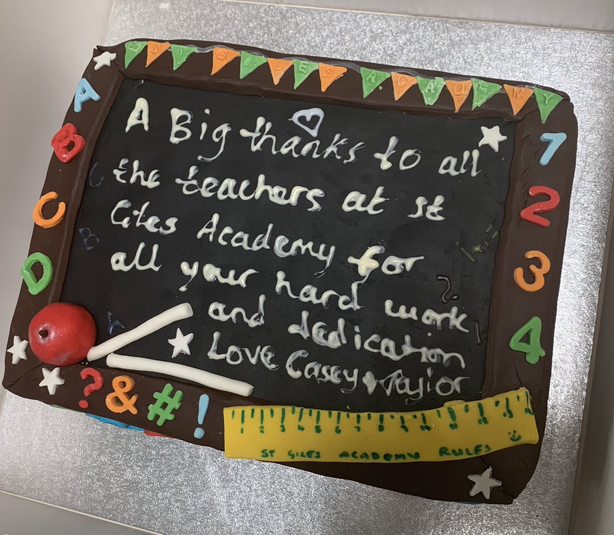 Class8St's tweet photo. What an amazing cake!!! Thankyou so much to Taylor and Casey! https://t.co/qTagjYa6qE