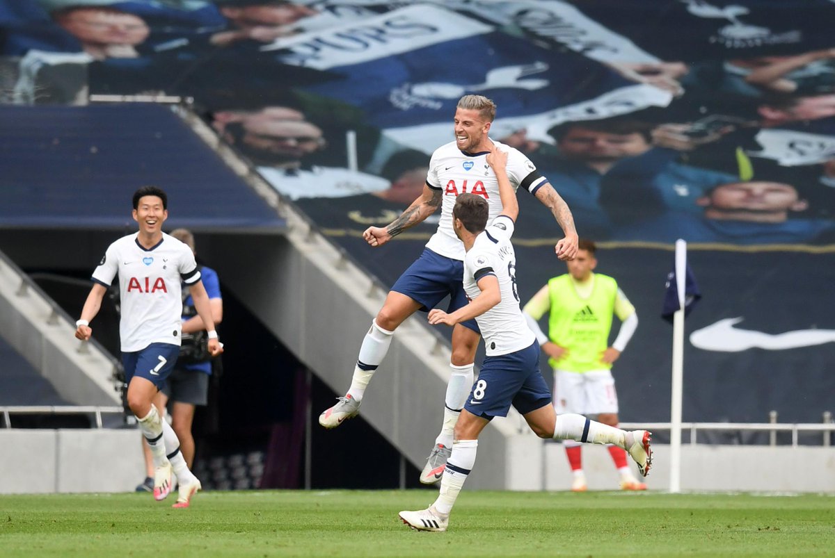 OfficialFPL's tweet photo. 📸 Who should be on our #FPL cover photo 

🗳 Cast your vote below... https://t.co/JONQdp7qNL