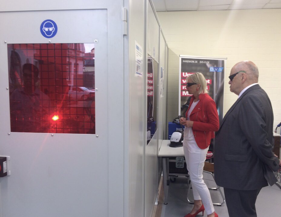 HWK_RheinMain's tweet photo. Besuch unserer Hessischen Digitalministerin @KSinemus in unserem Frankfurter Bildungszentrum zum Thema digitale Zukunft der handwerklichen Ausbildung und Robotik in Werkstätten. #TeamHandwerk @DigitalesHessen @ZDH_news @Stadt_FFM @MarkusF18500853 https://t.co/D6YRNTm0SZ