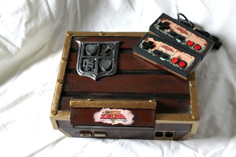 ColonelFalcon's tweet photo. 🅲🆄🆂🆃🅾🅼 🆂🆈🆂🆃🅴🅼 🅾🅵 🆃🅷🅴 🅳🅰🆈 

#WedNESday

Creator: Vadu Amka
System: #NES
Theme: #LegendOfZelda 

This #NES looks like a treasure chest. Once you open it you’ll find you can play lots of cool 8-bit games! Thumbs up you like this! #retrogaming #gamersunite https://t.co/sRfjzVJoFx
