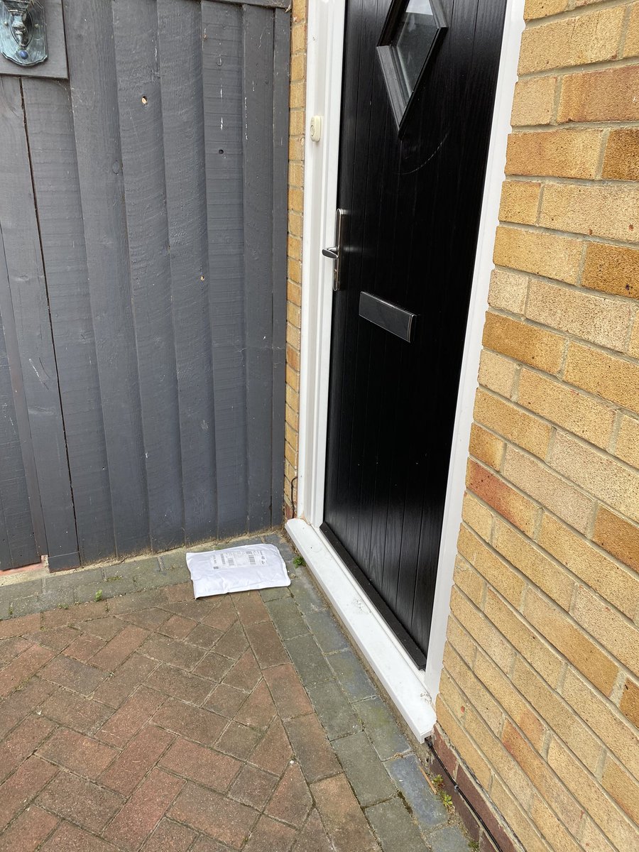 NicLucas's tweet photo. @thismorning my Apple AirPods which were left on my door step very visible from the road, left for 5 hours whilst I was at work!!!! https://t.co/cqRfGhePn5