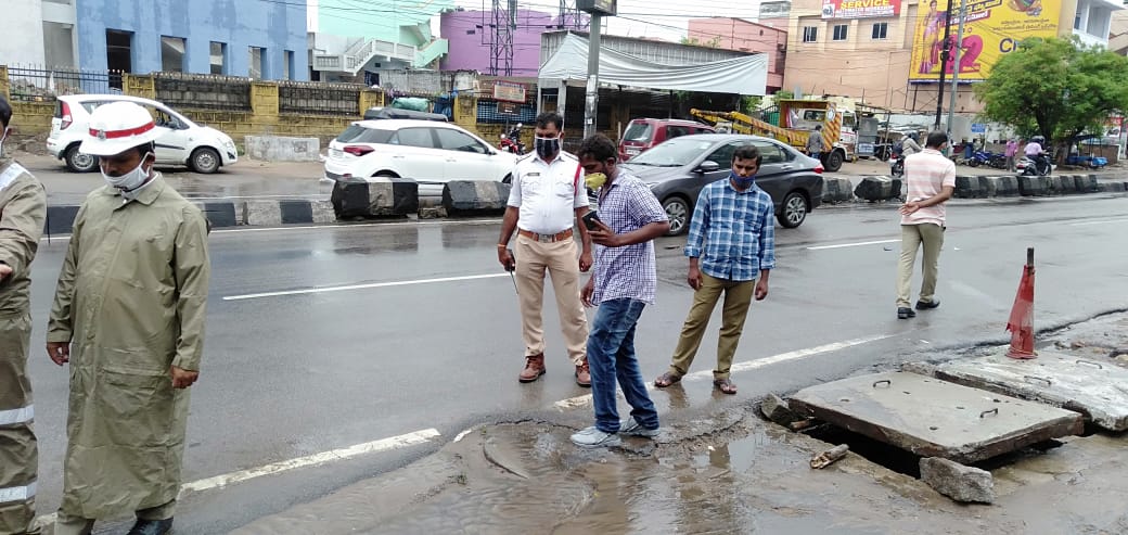 insptr_mrdp's tweet photo. Tr PS Marredpally Cops  Sri Upashanker SI and Crane-III staff clearing water logging Near Croma  Kharkana Road Secunderbaad to ensure free flow of traffic https://t.co/dtXZ6j8rnl