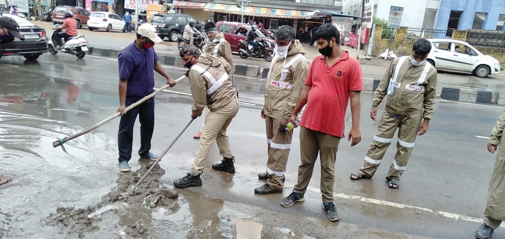 insptr_mrdp's tweet photo. Tr PS Marredpally Cops  Sri Upashanker SI and Crane-III staff clearing water logging Near Croma  Kharkana Road Secunderbaad to ensure free flow of traffic https://t.co/dtXZ6j8rnl
