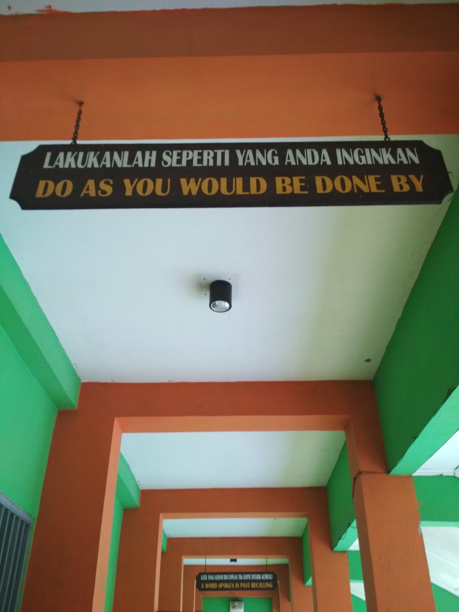 Semoga yang nulis bukan guru bahasa inggris_004
😂😂😂
#papan 
#tulisan 
#sekolah 
#sma 
#keminggris