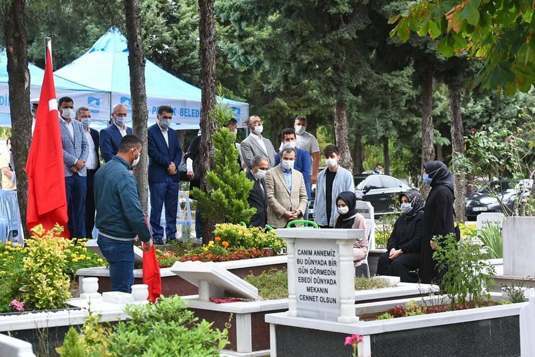 ahmetcinpendik's tweet photo. 15 Temmuz darbe girişiminin 4. yıldönümünde haince planlanmış işgal girişimine karşı mücadele ederken şühedaya karışan Pendikli Şehit Burhan Öner'i kabri başında yad ettik. Allah tüm Şehitlerimizden razı olsun. Peygamber Efendimize komşu eylesin. https://t.co/D6RMR2k8aI