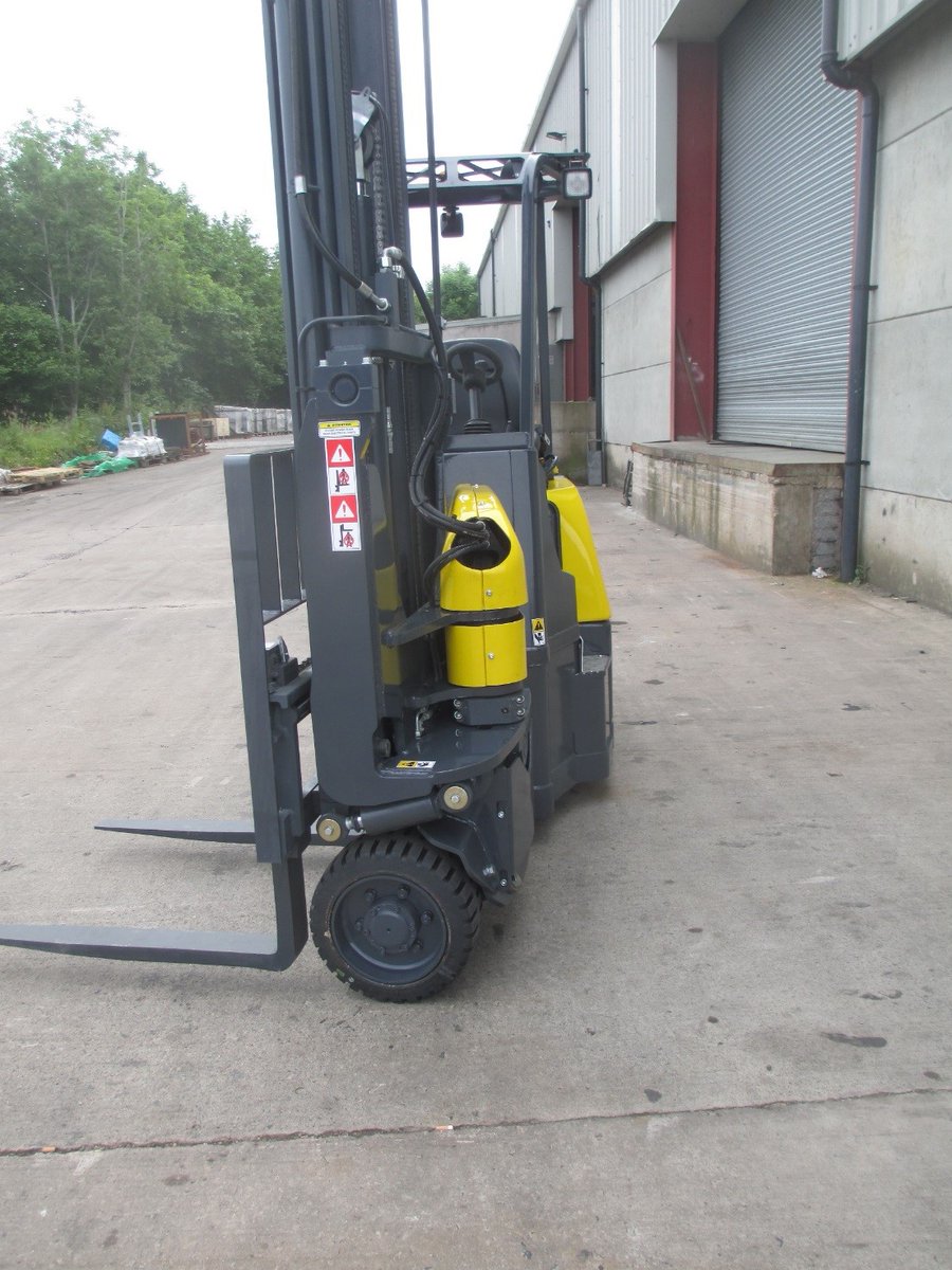 Gelenkstapler's tweet photo. Neues Model Aisle Master. Wir sind die erste die diesen 1500kg Gelenkstapler bei Kunden Testen. https://t.co/igE9JDaoTs
