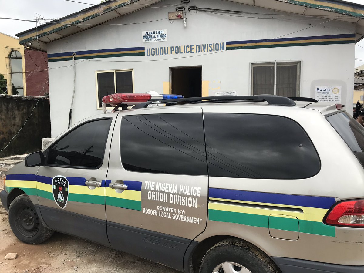 We are here at the Ogudu Police Station with  @_VALKlNG regarding the  #PoliceBrutality he reported here yesterday.Meeting was set for 10am but the DPO has just arrived. Due to COVID-19 guidelines, only the DPO,  @_VALKlNG and his dad are in the meeting. UPDATES HERE  #THREAD