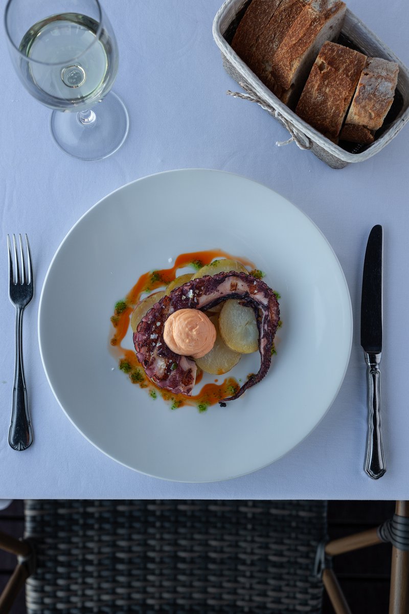 GrupTravi's tweet photo. 🐙Pulpo a la parrilla con patatas confitadas y alioli de pimentón🐙 
¿Quién tiene hambre? 🤤
#elxaletdemontjuic #cuinadalçada #gruptravi https://t.co/QOK24JpKO6