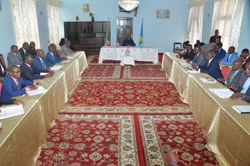 KarerwaNdenzako's tweet photo. Inyuma y’igenwa ry’Abarōngōzi b’Intara z’Uburundi Nyenicubahiro Ndayishimiye Varisito, yabakiriye mu Birimba vya Gitega, kugirango abamenyeshe amabanga abarindiriye , hamwe n’ibikorwa bokwihwabira mu maguru masha. https://t.co/blmFlPYAKG