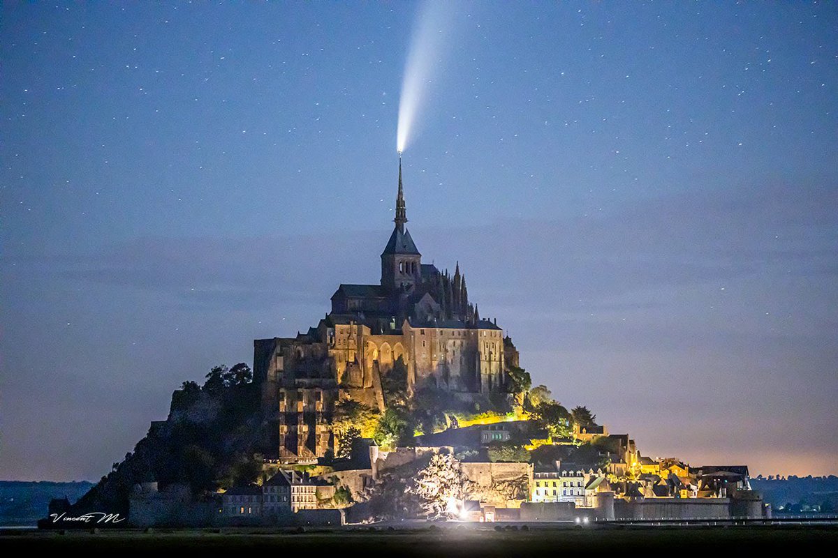 Magnifiques clichés de la #comète #NEOWISE au-dessus du #MontSaintMichel! 
#cometNEOWISE #NeowiseComet #cetetejevisitelafrance 

📷<a href="/Vincent_M_photo/">Vincent M</a> T.Legault