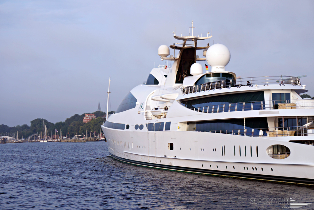 Superyachtblog's tweet photo. That was a very unexpected guest in Kiel. The unique megayacht YAS arrived in Kiel after her voyage in the Baltic Sea last year. After bunkering a few tons fuel she left Kiel via Kiel Canal. 
#YAS #ADM #Kiel #Frigatte #Conversion #Superyacht #Superyachtblog https://t.co/HXjErAndPt