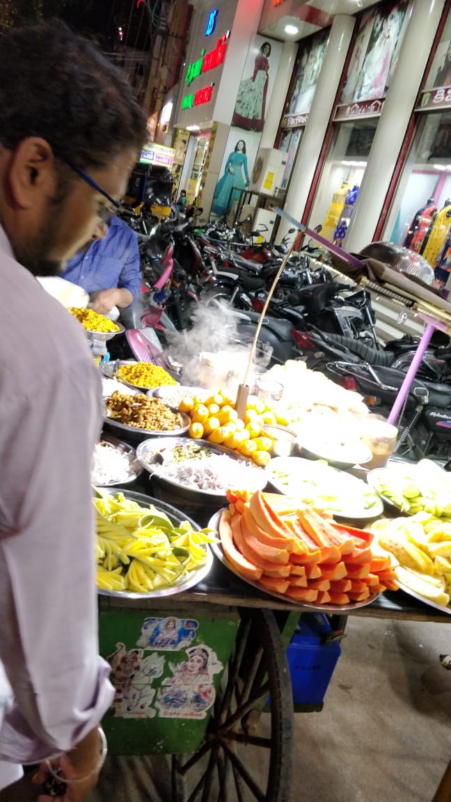 You will also find dozen or so pushcarts selling steamed goodies. Personal fav: Country corn, kollu payaru and paasi payaru.