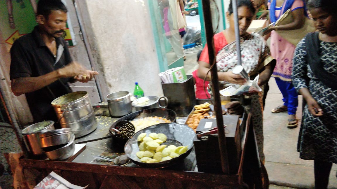 While walking around Meenakshi temple, keep your eyes peeled for this pushcart managed by a couple making Keerai Vadais. For 10rs, you get three vadais sprinkled with paruppu podi.