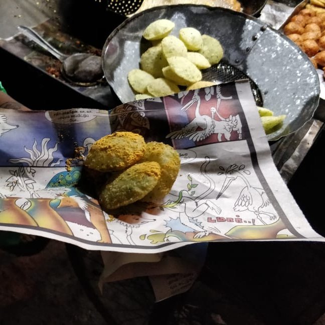 While walking around Meenakshi temple, keep your eyes peeled for this pushcart managed by a couple making Keerai Vadais. For 10rs, you get three vadais sprinkled with paruppu podi.