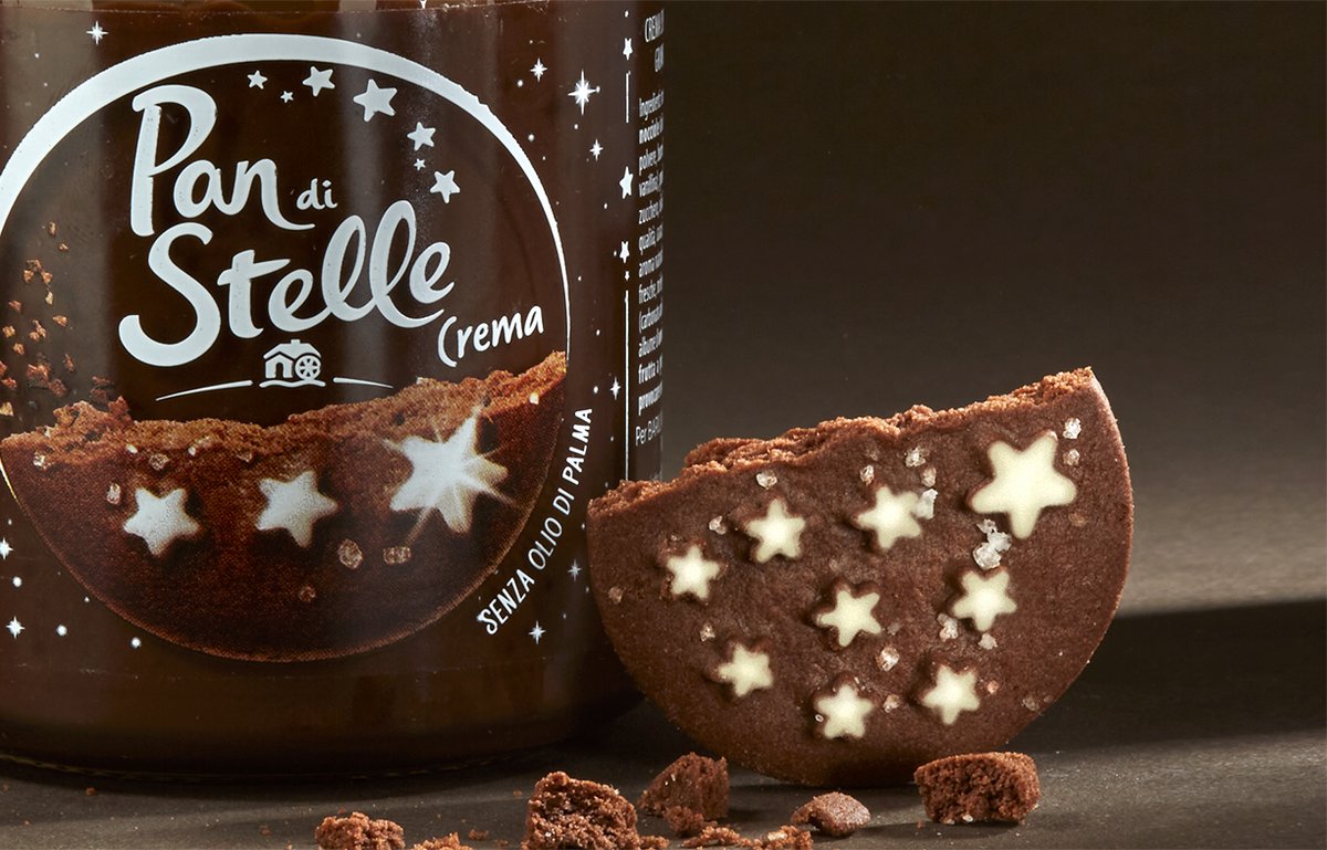 Robilant's tweet image. Pan di Stelle: diegesi del biscotto diventato #Brand. 
Da semplice referenza del portfolio Mulino Bianco a piattaforma indipendente con un proprio immaginario. L'articolo di Roger Botti su Print. 

robilant.it/pan-di-stelle-…