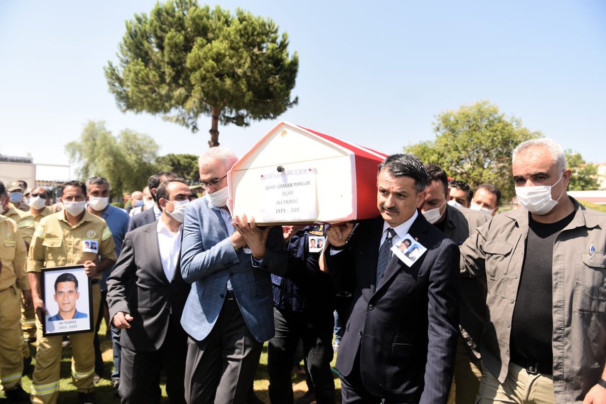 BekirKARACABEY_'s tweet photo. Başımız sağolsun!
Dün Tire'deki yangına müdahaleye giderken kaza sonucu kaybettiğimiz ekip arkadaşlarımız Ali Yılmaz ve Nurullah Akbaş’ı İzmir’de dualarla Hakk’a uğurladık.
Allah rahmet eylesin, ailesinin ve tüm teşkilatımızın başı sağ olsun. https://t.co/mFEfoJdnEq