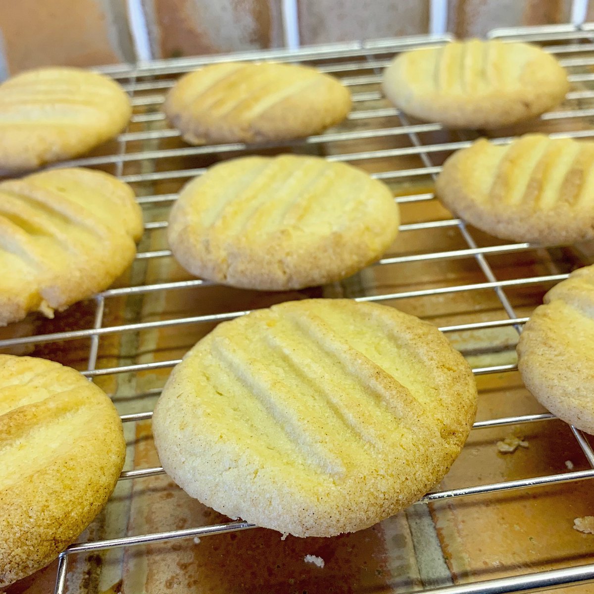 nikkilewisphoto's tweet photo. Another batch of biscuits going to a good home. Lemon Fork Biscuits today.
#lemonforkbiscuits #forkbiscuits #lemon #lemonbiscuts #biscuits #nikkilewisphotography #nikkilewisphotos #baking #isolationbaking #isolationlife #isolationphotography #lockdown #lockdownbaking #hertslife https://t.co/FydZjJjuOy