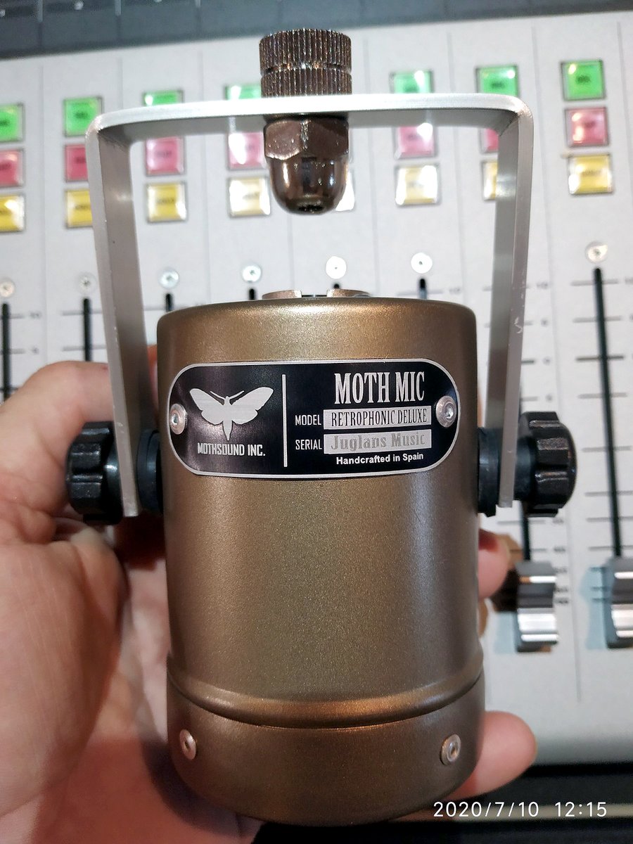 JuglansMusic's tweet photo. Micròfon Ja disposem del Moth Mic DLX personalitzat!
Auriculars És un micròfon fet artesanalment a l'Estat Espanyol, amb materials reciclats i que porta integrat el número de sèrie de #JuglansMusic
#MothSound #microfons #microphones #Estanyol #EstudideGravacio #recordingstudio https://t.co/1r6htJwT4g
