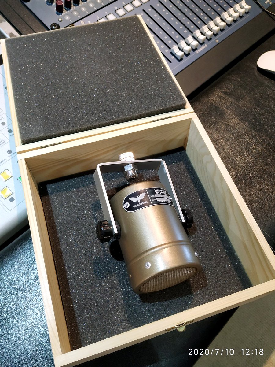 JuglansMusic's tweet photo. Micròfon Ja disposem del Moth Mic DLX personalitzat!
Auriculars És un micròfon fet artesanalment a l'Estat Espanyol, amb materials reciclats i que porta integrat el número de sèrie de #JuglansMusic
#MothSound #microfons #microphones #Estanyol #EstudideGravacio #recordingstudio https://t.co/1r6htJwT4g