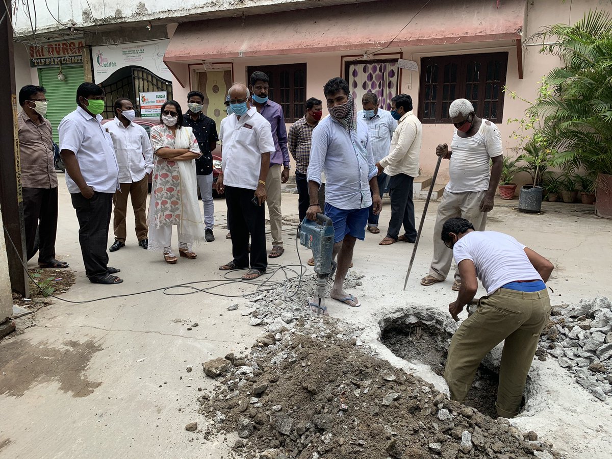 gadwalvijayainc's tweet photo. Today visited premnagar area in B. hills division along with @GHMCOnline officials. Noticed drinking water being contaminated with sewerage water, met with the concerned authorities for resolution, and instructed AE to generate estimates for laying new sewerage lines. https://t.co/knlPqjjQYU