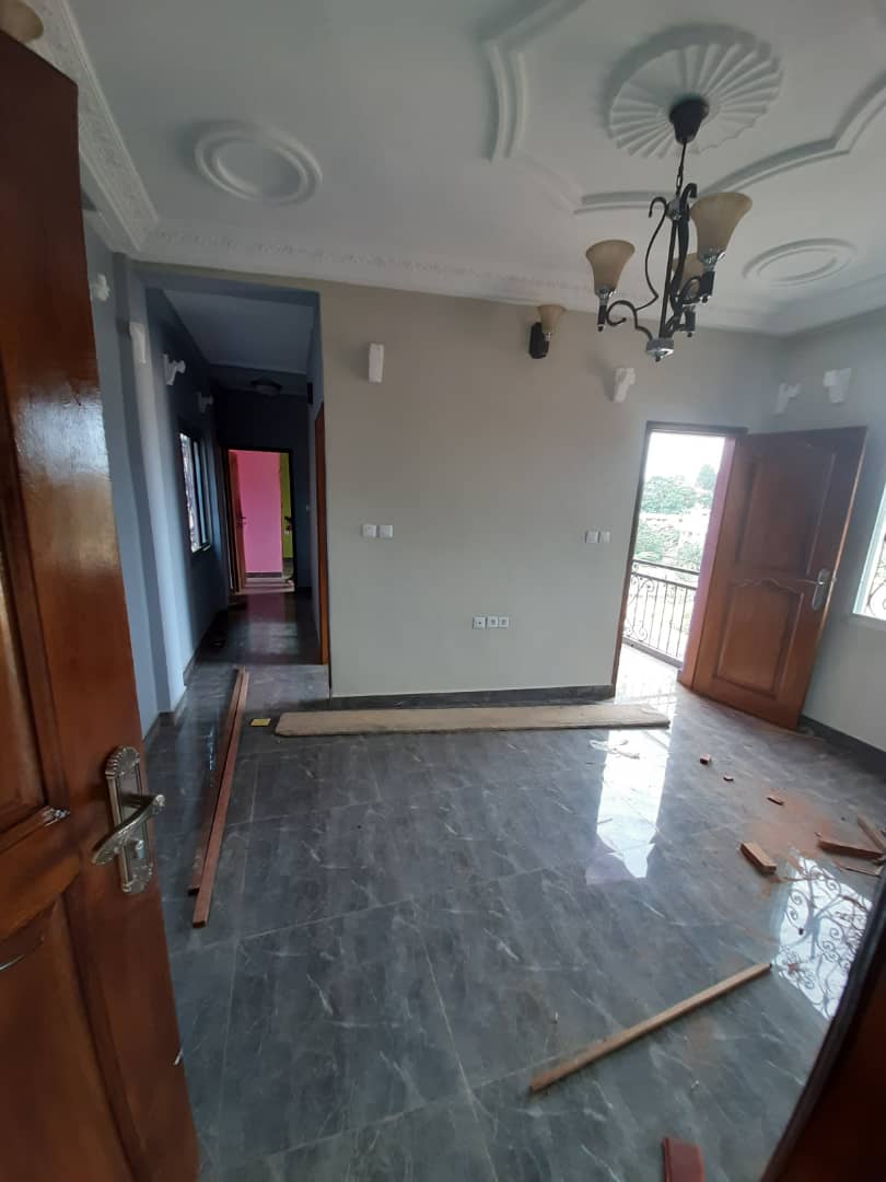 TontonZ237's tweet photo. puis des studios super confortables avec 04  pièces indépendantes, 02 balcons distincts vous desservant d'une part la chambre elle-même jolie avec placards, et d'autre part le salon et la cuisine avec rangements en même temps au prix de 85.000fcfa.
695392116 https://t.co/lxiWGJDDrb