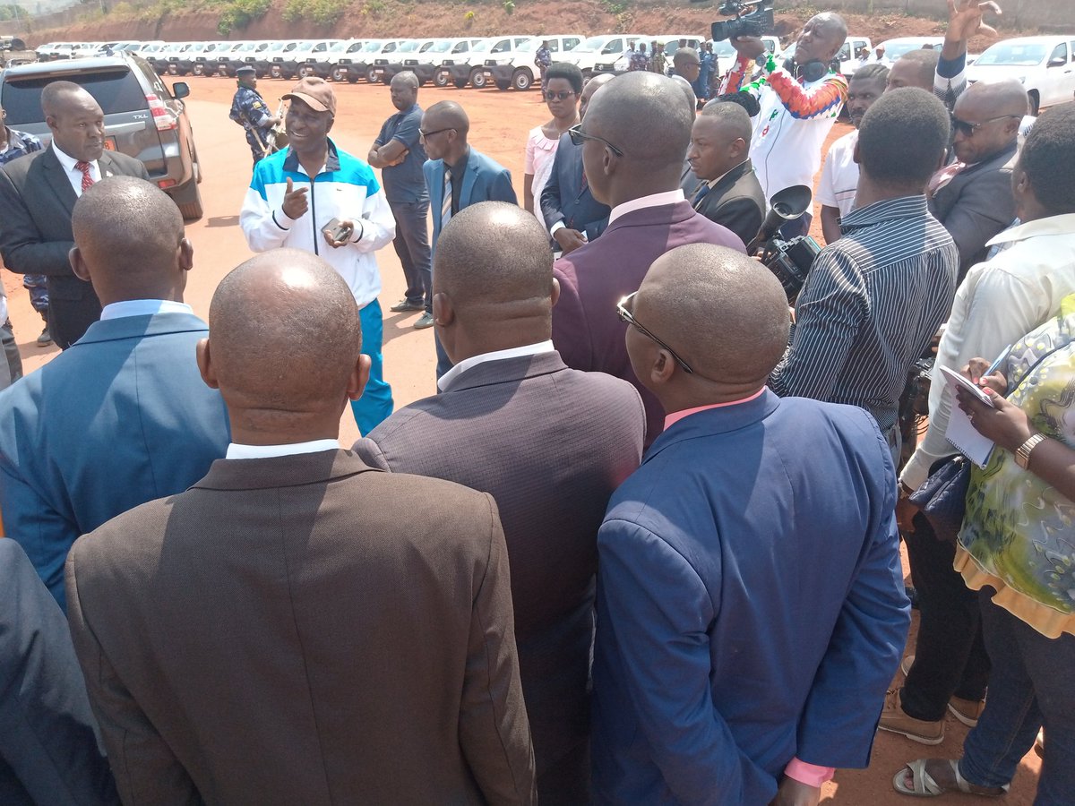 MininterInfosBi's tweet photo. Le Ministre de @BurundiSecurity rappelle aux nouveaux gouverneurs des provinces et au nouveau maire de @MairieBujumbura le bon usage et les bons soins des nouveaux véhicules leur dotés tel que leur recommandé par son Excellence @GeneralNeva https://t.co/kaKAq1yTrb