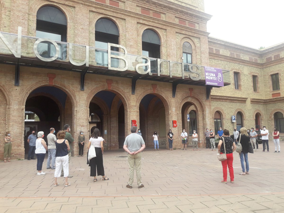 ⚫️ Minut de silenci a la Seu del Districte de #NouBarris, per mostrar dol i rebuig i condemnar el feminicidi ahir d'una veïna del #Raval, víctima de la violència masclista.

📢 No en volem #niunamenys!

#BCNantimasclista