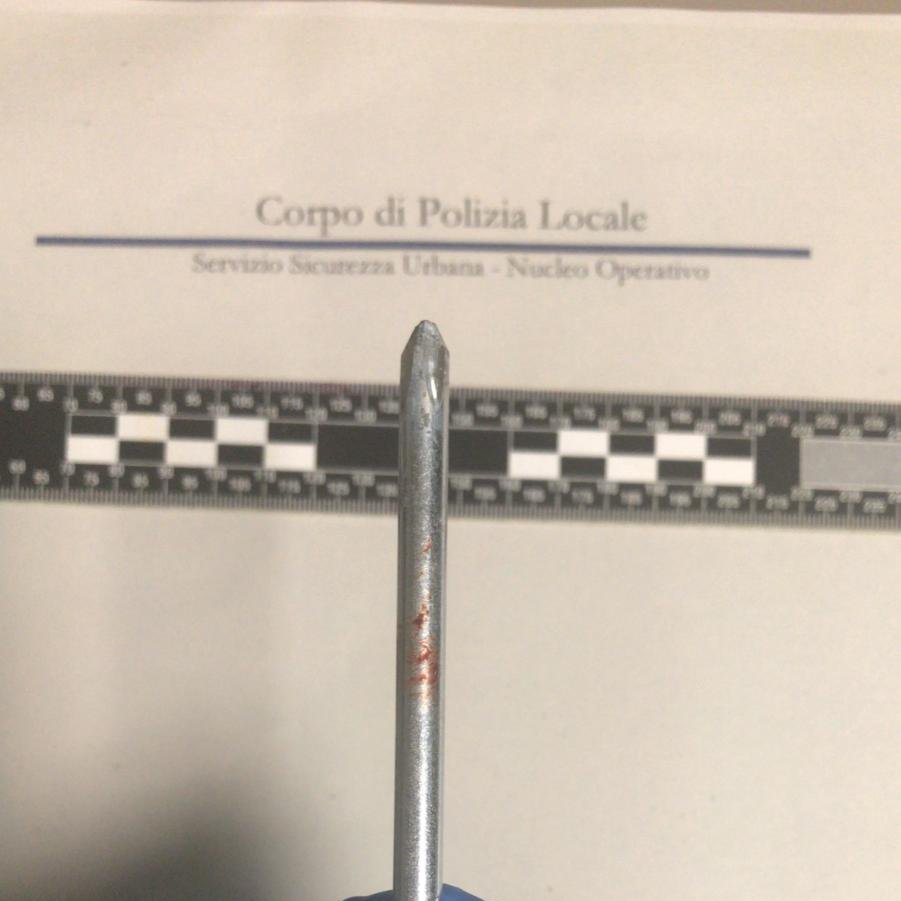 comunevenezia's tweet photo. #Polizialocale #Sicurezza 🚔

Pestaggio in strada a #Carpenedo: la Polizia locale individua i due aggressori 

➡ Nella foto il cacciavite lanciato per terra dai fuggitivi

➡ Nel giro di pochi giorni il cerchio si è stretto attorno a entrambi

🔍 Dettagli https://t.co/ae4MDGoxEC https://t.co/2UU3FLiBOQ
