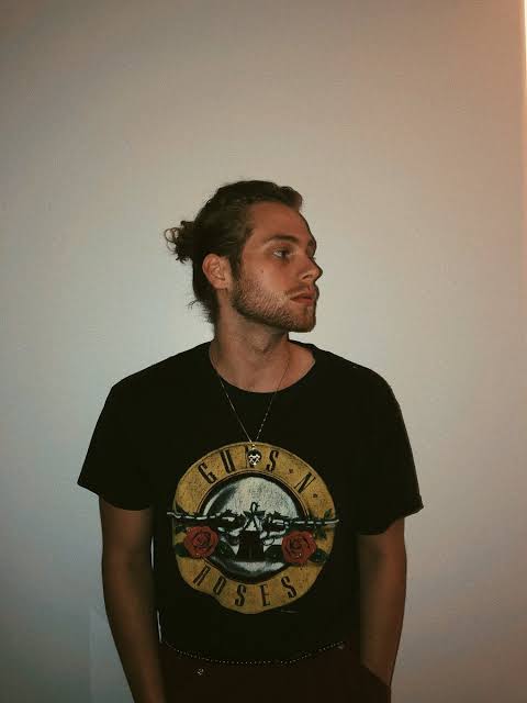 Luke hemmings in a man bun; a thread